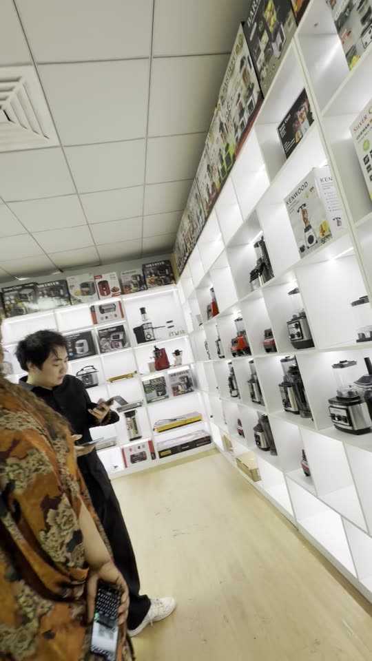 International appliance buyer and Yaoyuan Electric team reviewing a factory project